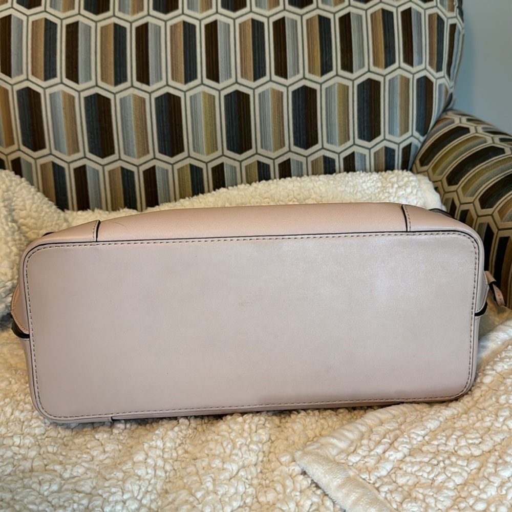 Brand Michael Kors
Edith Large Saffiano Leather Tote Bag - Picture 11 of 14